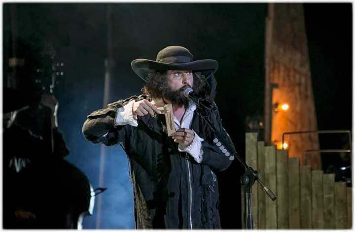 Grande attesa per Vinicio Capossela il 5 dicembre al Teatro Rendano di Cosenza con l’unica tappa in