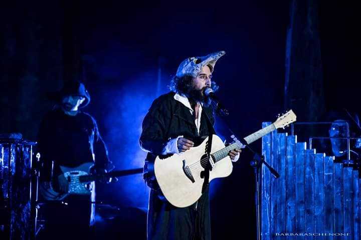 Grande attesa per Vinicio Capossela il 5 dicembre al Teatro Rendano di Cosenza con l’unica tappa in