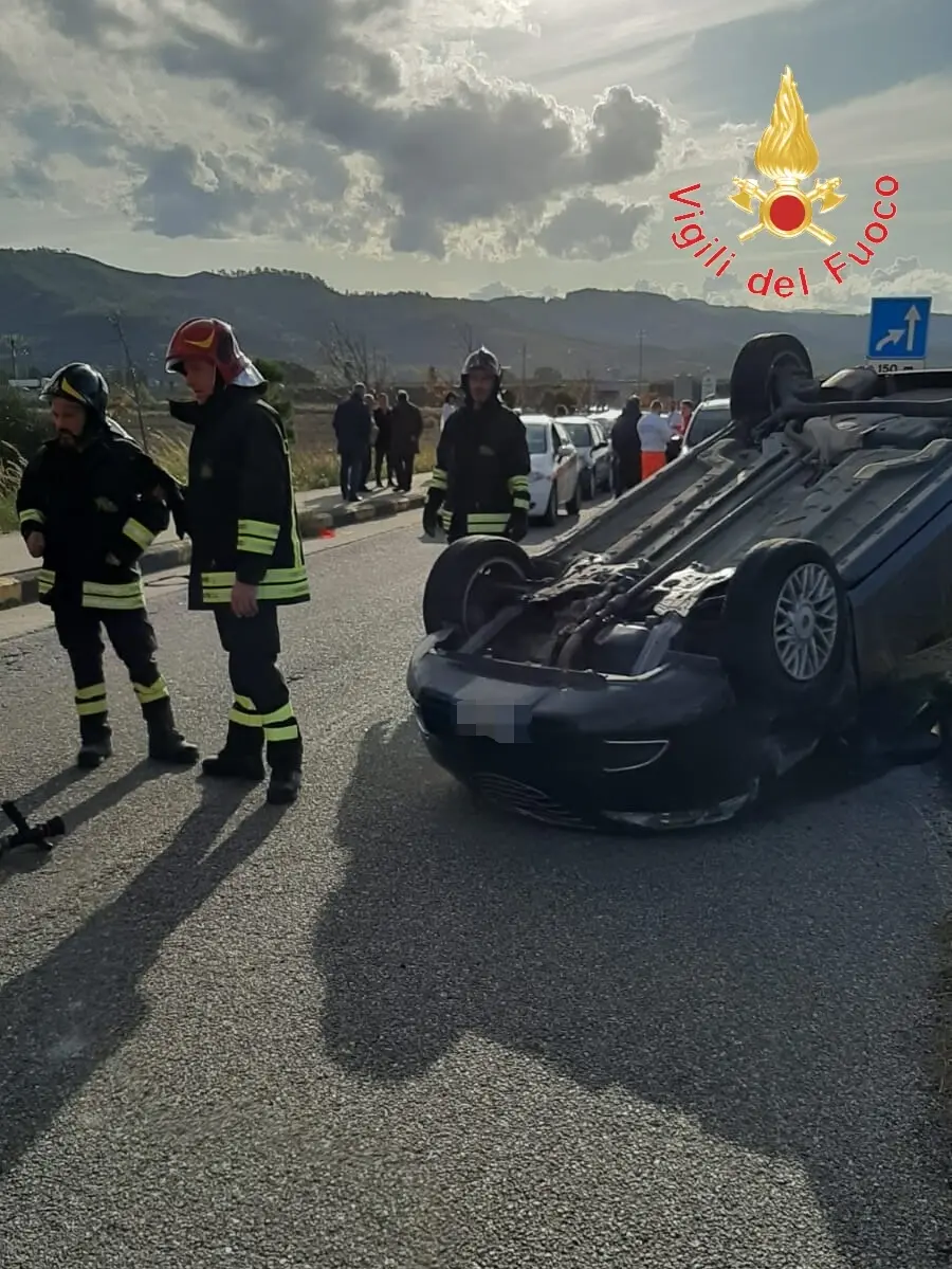 Catanzaro. Incidente stradale Campus Universitario, intervento dei VVF e Suem118 (Foto)