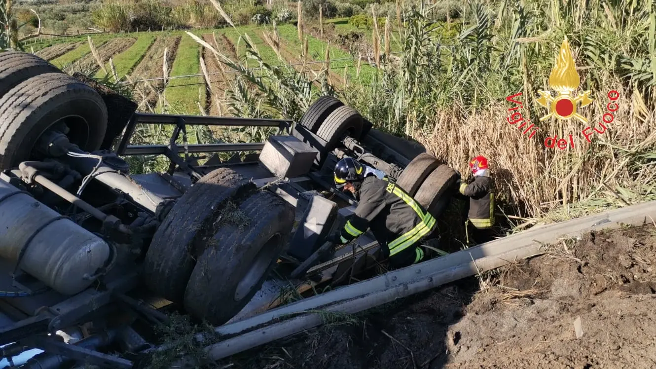 Lamezia Terme. incidente stradale, sulla SS18 si ribalta autocisterna, intervento dei VVF (Foto)