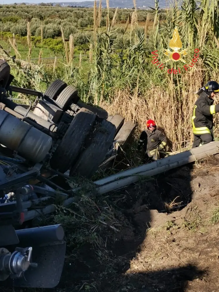 Lamezia Terme. incidente stradale, sulla SS18 si ribalta autocisterna, intervento dei VVF (Foto)