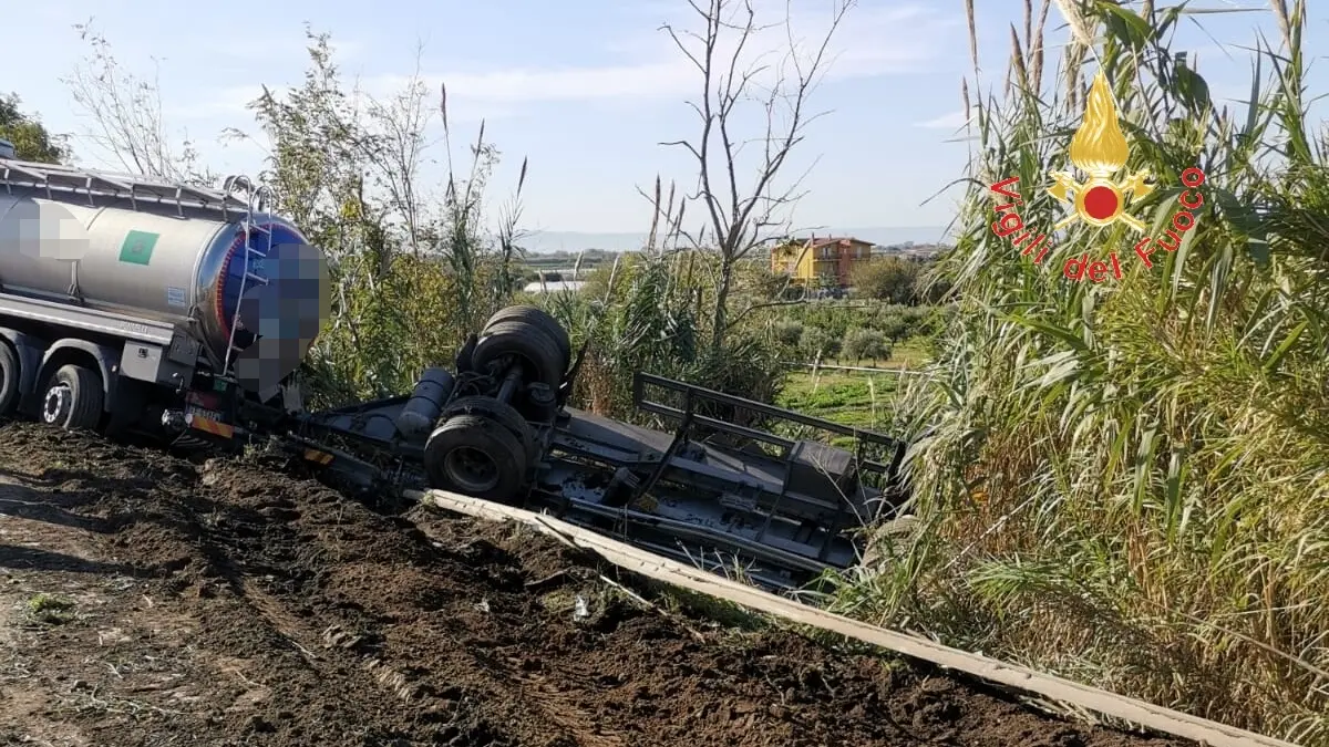 Lamezia Terme. incidente stradale, sulla SS18 si ribalta autocisterna, intervento dei VVF (Foto)