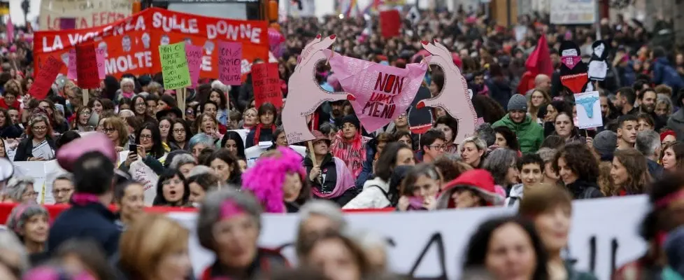 Lunedì la giornata mondiale contro la violenza sulle donne. Domani corteo a Roma