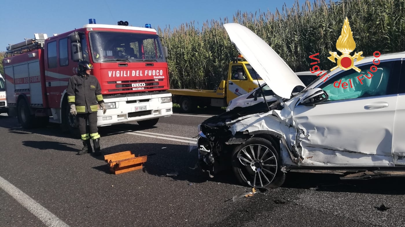 Incidente stradale a Lamezia, traffico in tilt, 2 auto coinvolte, intervento dei VVF, Ps e Suem118