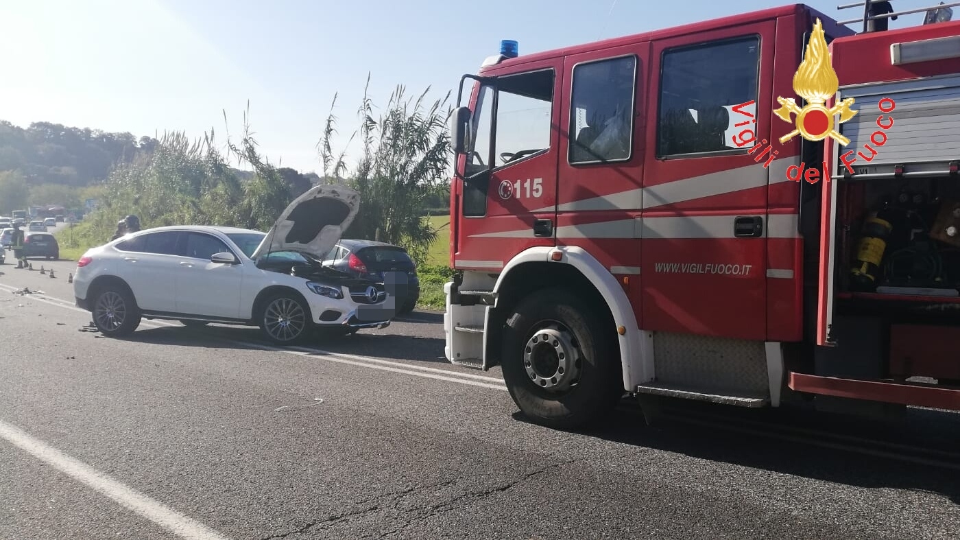 Incidente stradale a Lamezia, traffico in tilt, 2 auto coinvolte, intervento dei VVF, Ps e Suem118