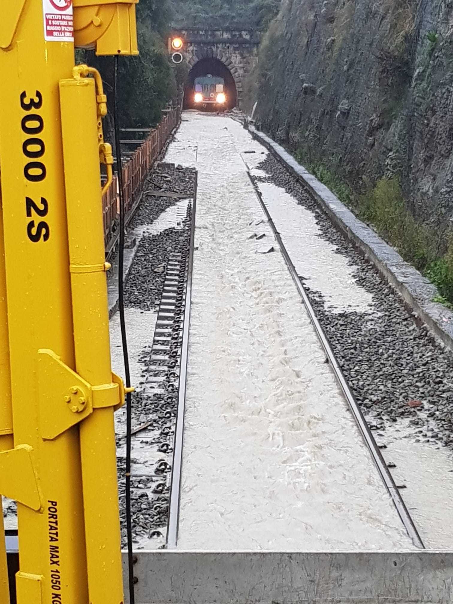Maltempo: Treno bloccato in galleria Lamezia-Catanzaro per allagamento, intervento dei VVF (Video)
