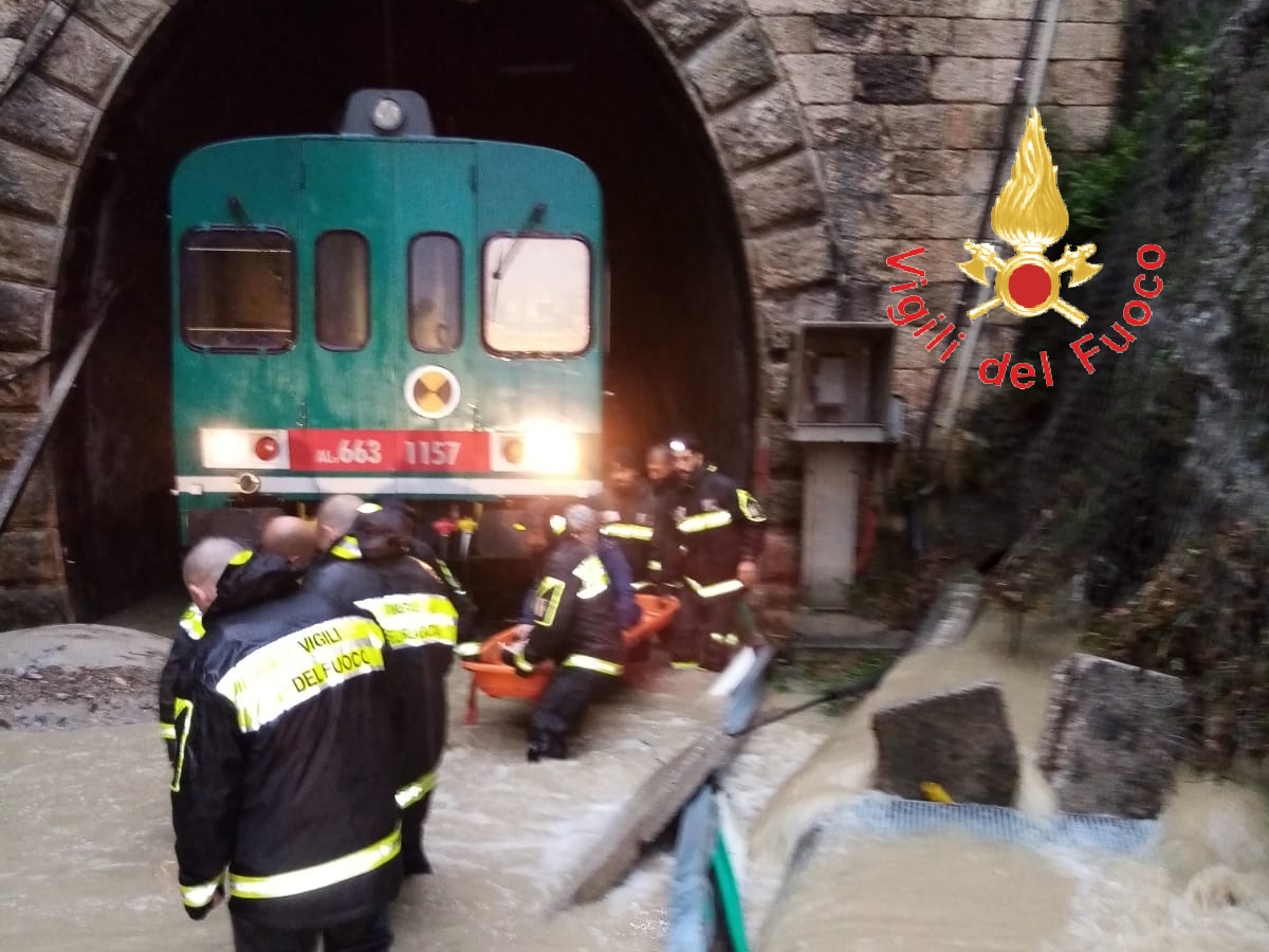Maltempo: Treno bloccato in galleria Lamezia-Catanzaro per allagamento, intervento dei VVF (Video)