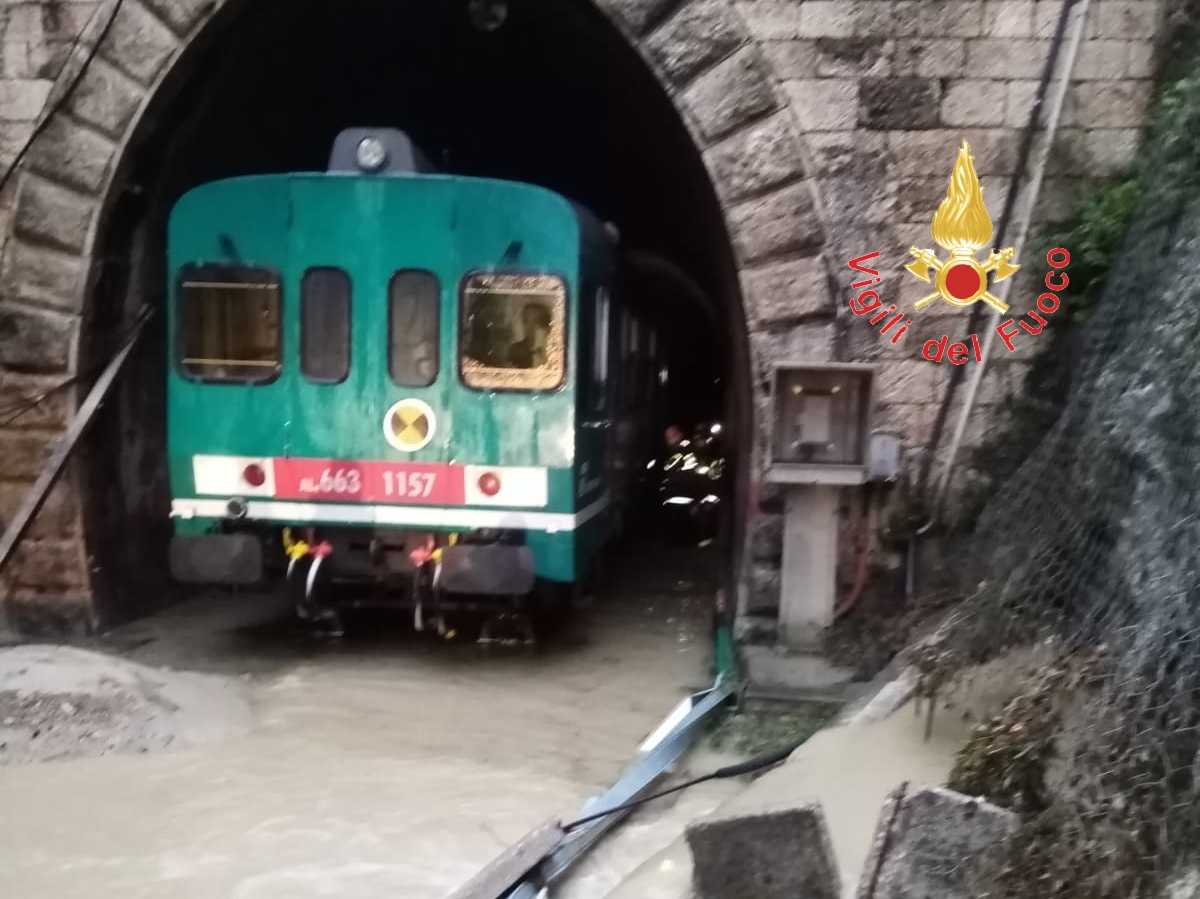 Maltempo: Treno bloccato in galleria Lamezia-Catanzaro per allagamento, intervento dei VVF (Video)