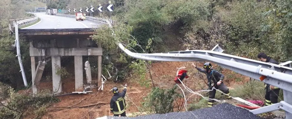 Savona, crolla un viadotto A6 per Torino. (Paura anche del ponte gemello) (Video)