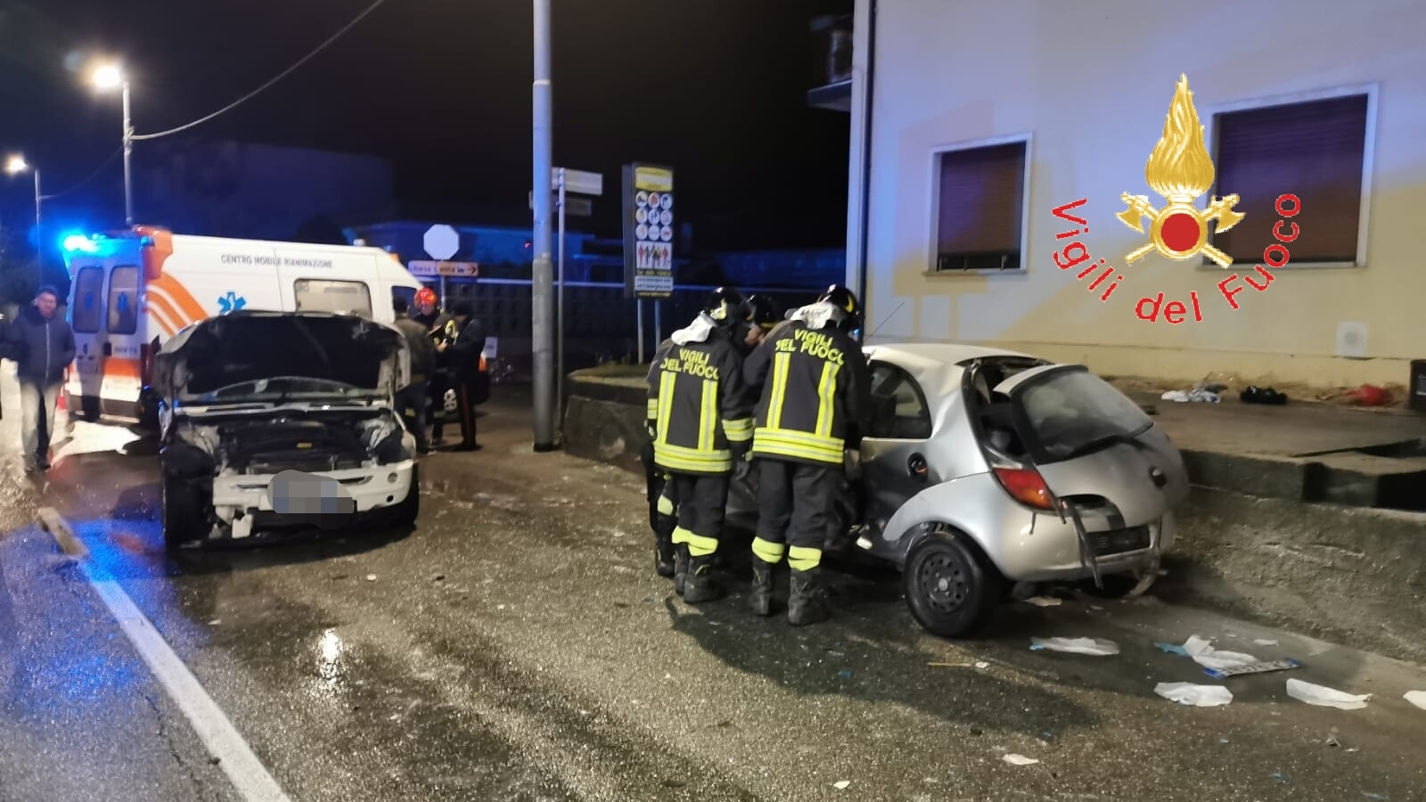 Catanzaro. incidente Stradale: i VVF e Suem118 estraggono conducente incastrato nelle lamiere