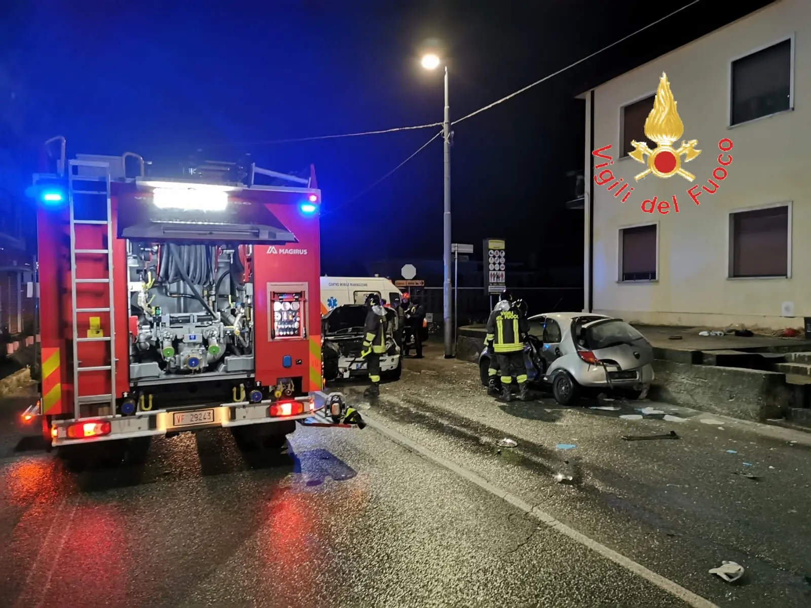 Catanzaro. incidente Stradale: i VVF e Suem118 estraggono conducente incastrato nelle lamiere