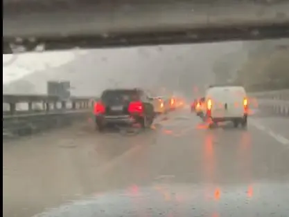 Notizia Flash. Maltempo, traffico in tilt su tratto A2 Svincolo Falerna dir Nord causa frana
