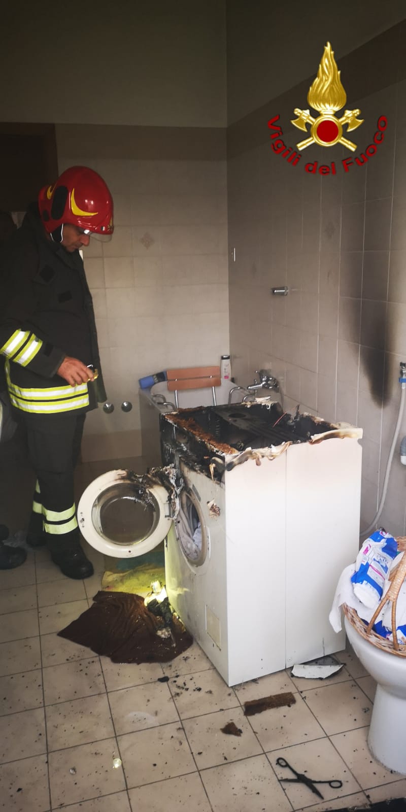 Incendio appartamento a Crotone, tempestivo intervento dei VVF