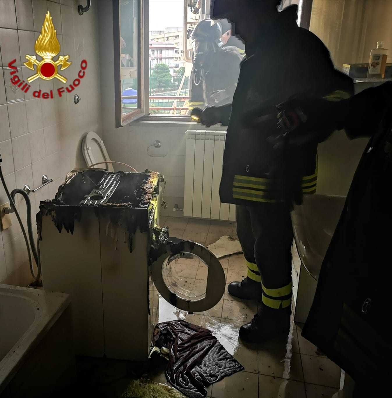 Incendio appartamento a Crotone, tempestivo intervento dei VVF