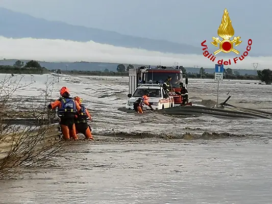 Maltempo: Ecco gli eroi, 2.300 interventi dei Vigili fuoco in ultime 48 ore. A16 90 Pompieri