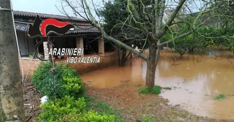 Maltempo: esonda torrente nel vibonese, anziani salvati da Cc. Nel vibonese due strade chiuse