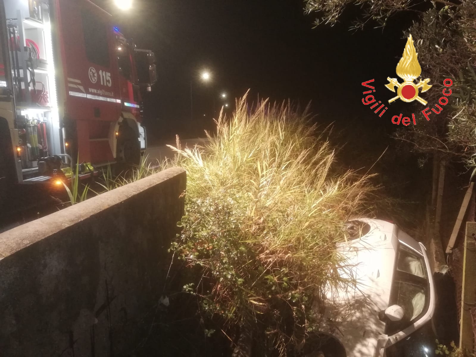 Catanzaro. Incidente stradale: zona sud della città, auto perde il controllo e si ribalta