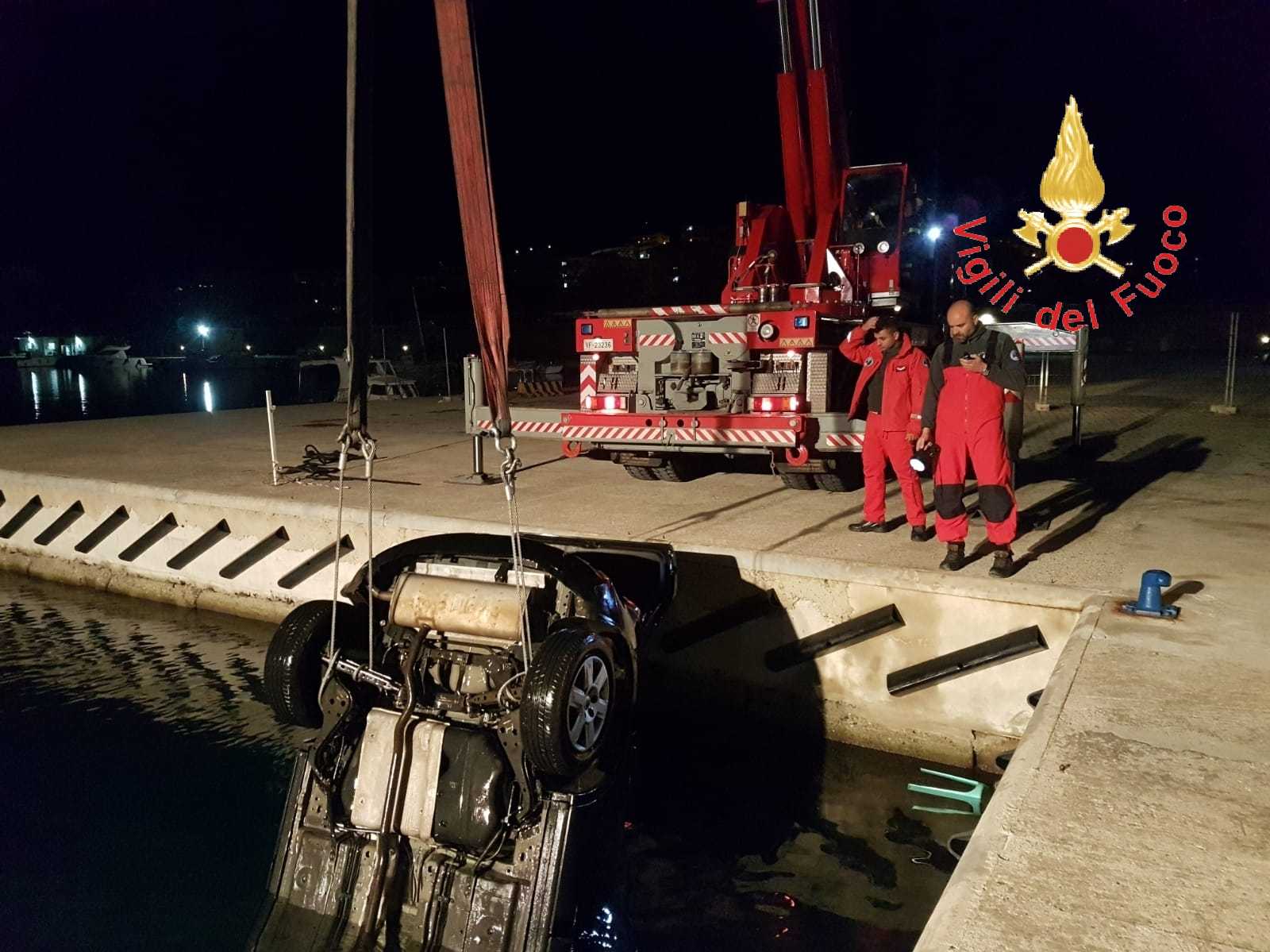Villa San Giovanni auto finisce in mare, tempestivo intervento dei Sommozzatori VVF (Foto)