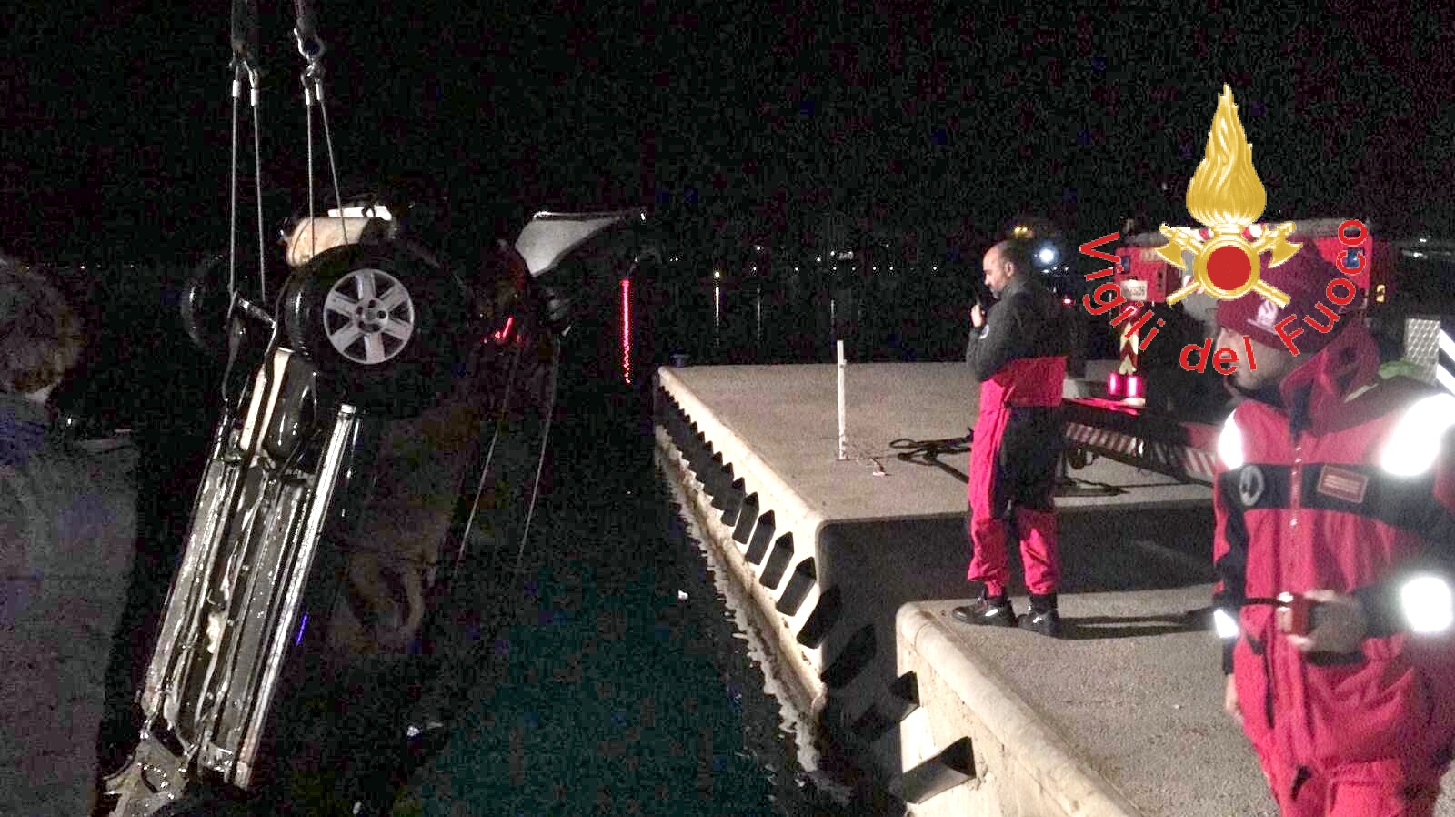 Villa San Giovanni auto finisce in mare, tempestivo intervento dei Sommozzatori VVF (Foto)