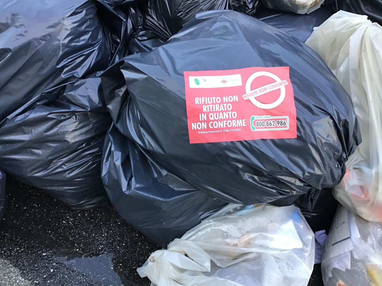 Rifiuti ammassati alla Cittadella, una vera discarica abusiva