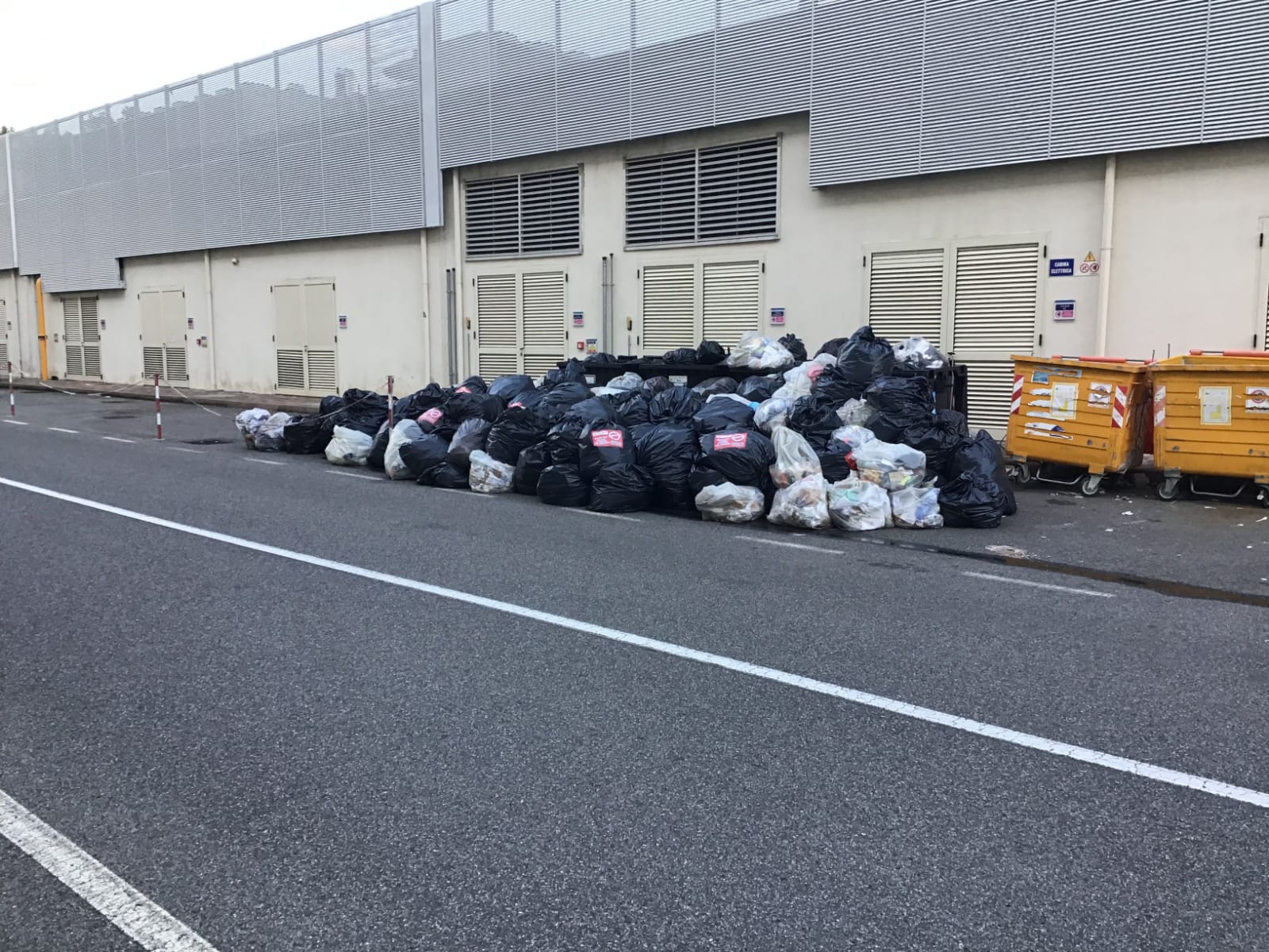 Rifiuti ammassati alla Cittadella, una vera discarica abusiva