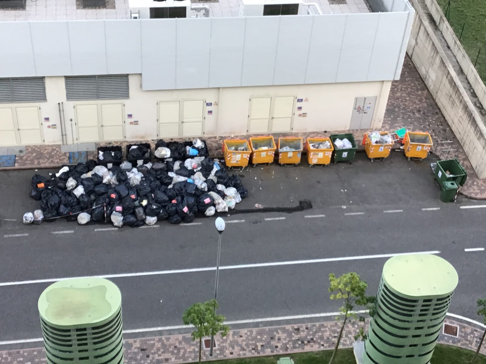 Rifiuti ammassati alla Cittadella, una vera discarica abusiva