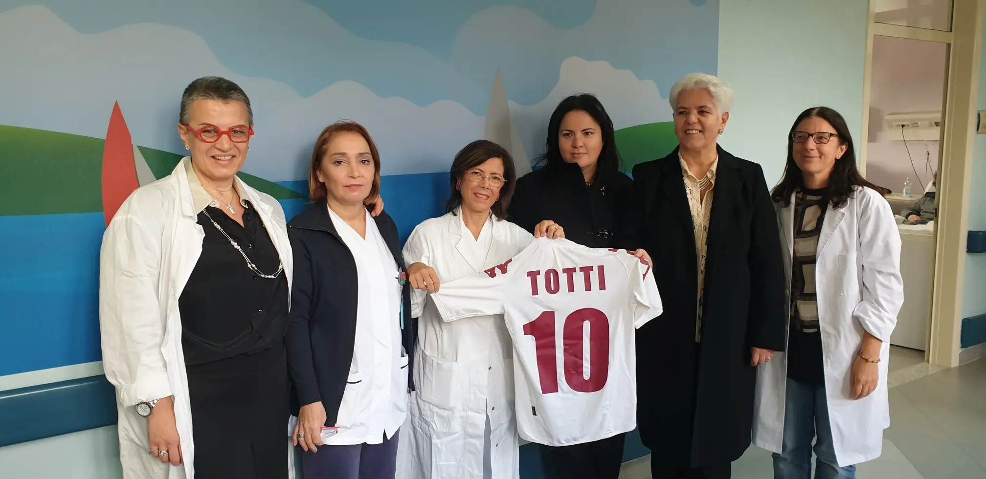 Reparto Oncoematologia pediatrica Ospedale Ciaccio. Mercatino natalizio. In palio la maglia di Totti