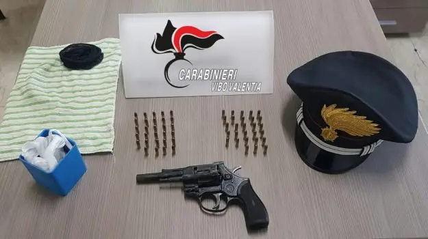 Armi: revolver e proiettili in casa, arrestato nel vibonese