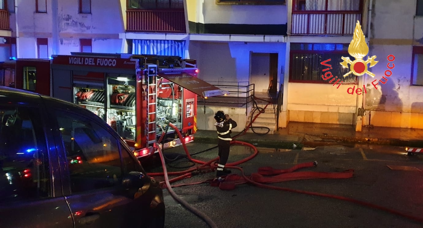 Catanzaro divampato appartamento al 4° piano intervento dei VVF