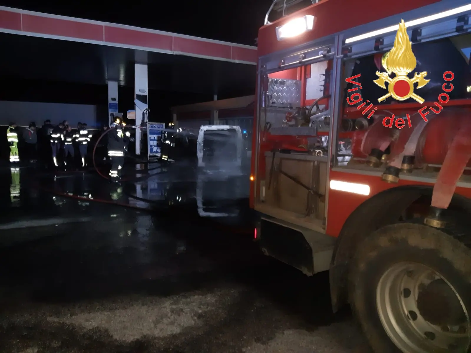 Divampato minibus dei tifosi della Reggina Calcio in autogrill A2, intervento dei VVF (Foto)