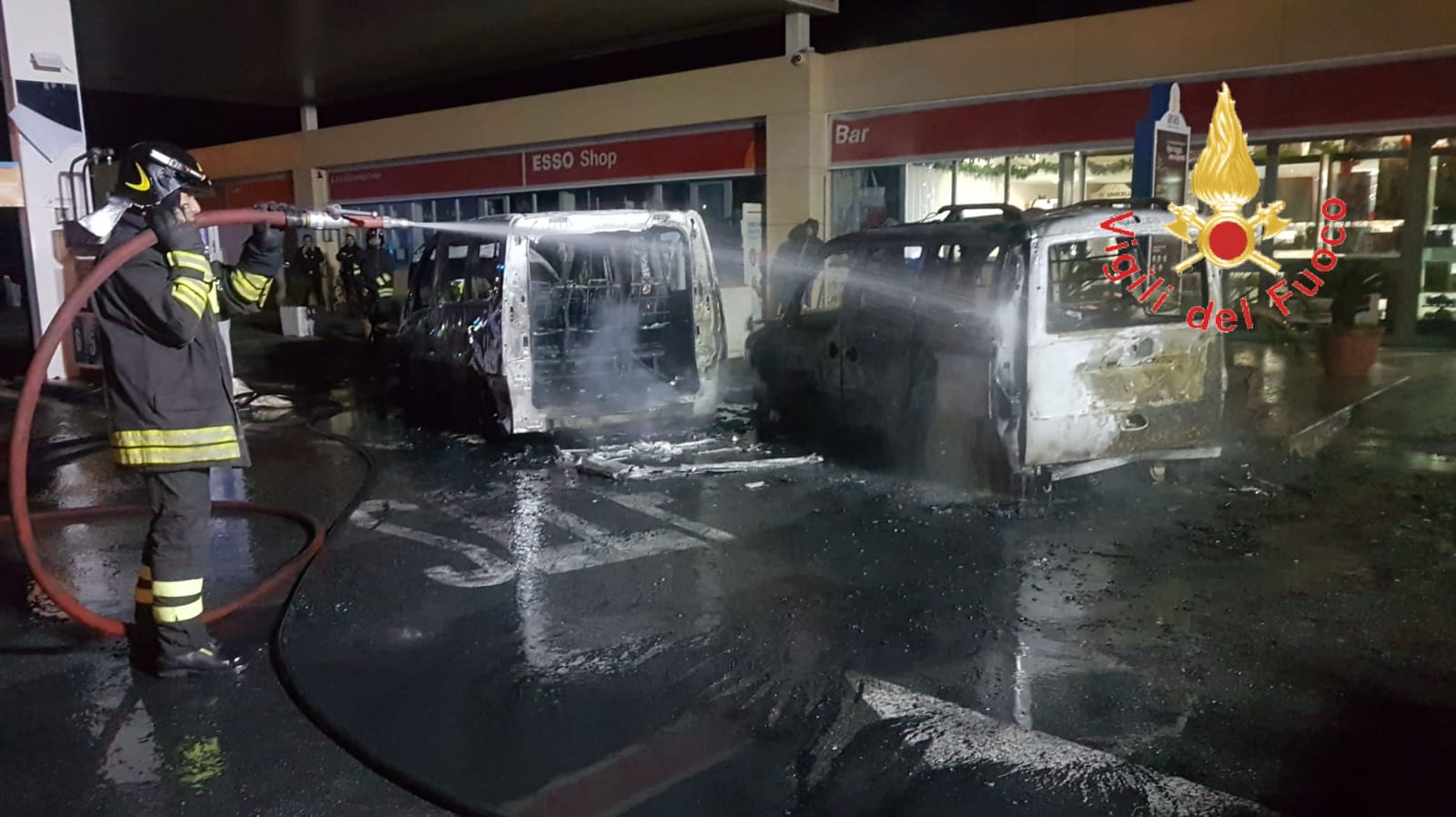 Divampato minibus dei tifosi della Reggina Calcio in autogrill A2, intervento dei VVF (Foto)