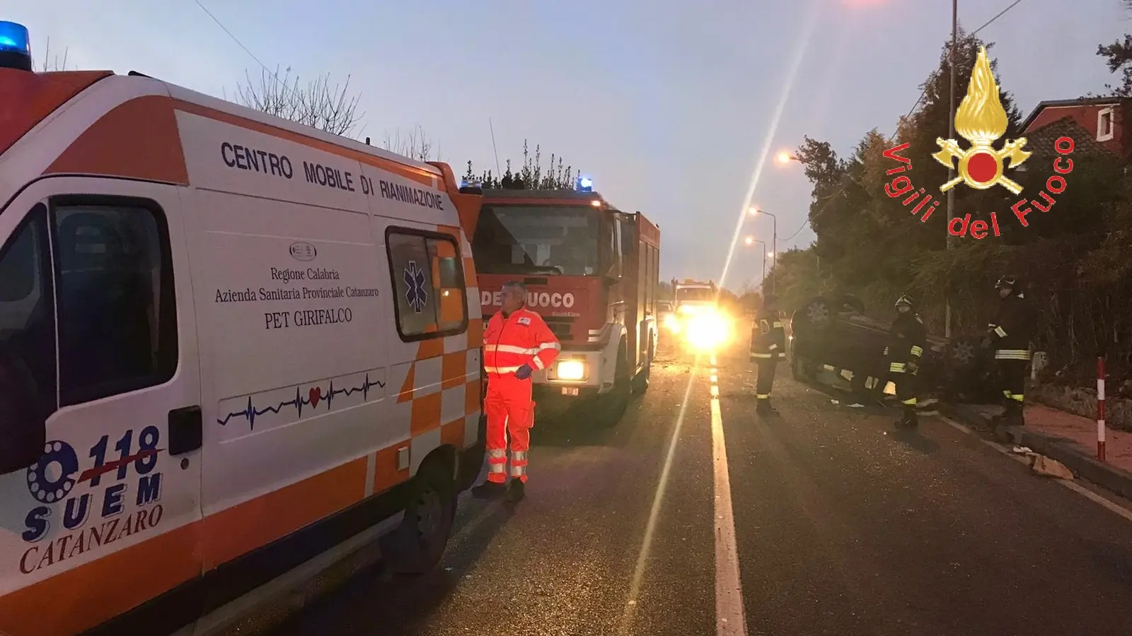 Incidente stradale. Auto ribalta sulla SP per Borgia, sul posto i volontari dei VVF di Girifalco