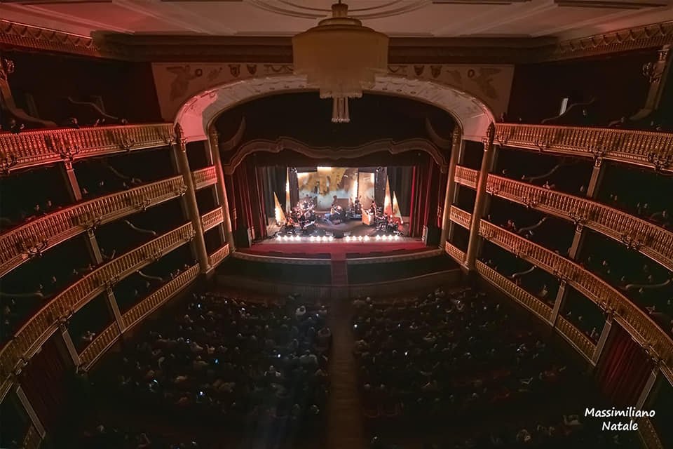 Vinicio Capossela incanta il Rendano di Cosenza e domani Sergio Cammariere al teatro Grandinetti di