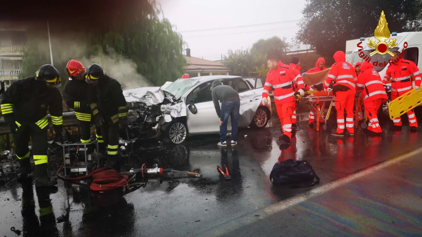 Incidente stradale: Crotone tragedia sfiorata, SS107 i VVF estraggono uomo dalle lamiere (Foto)