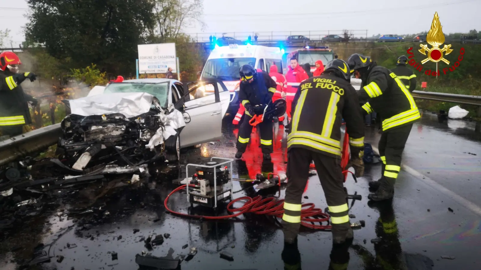 Incidente stradale: Crotone tragedia sfiorata, SS107 i VVF estraggono uomo dalle lamiere (Foto)