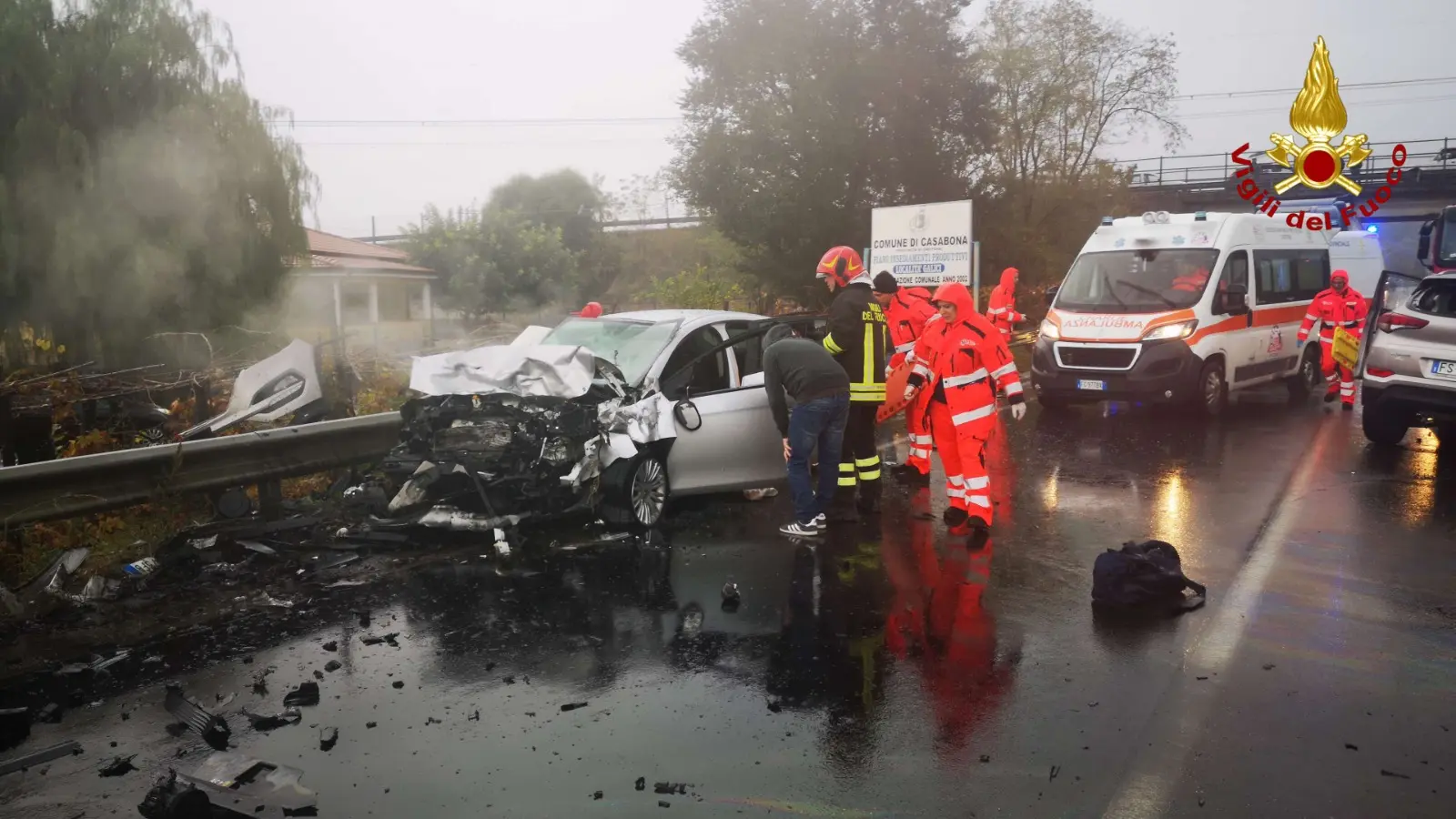 Incidente stradale: Crotone tragedia sfiorata, SS107 i VVF estraggono uomo dalle lamiere (Foto)