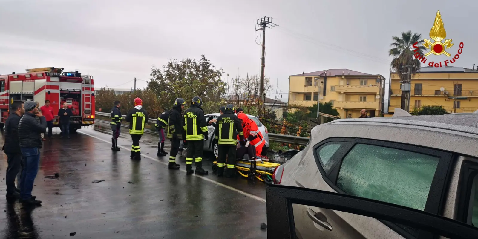 Incidente stradale: Crotone tragedia sfiorata, SS107 i VVF estraggono uomo dalle lamiere (Foto)