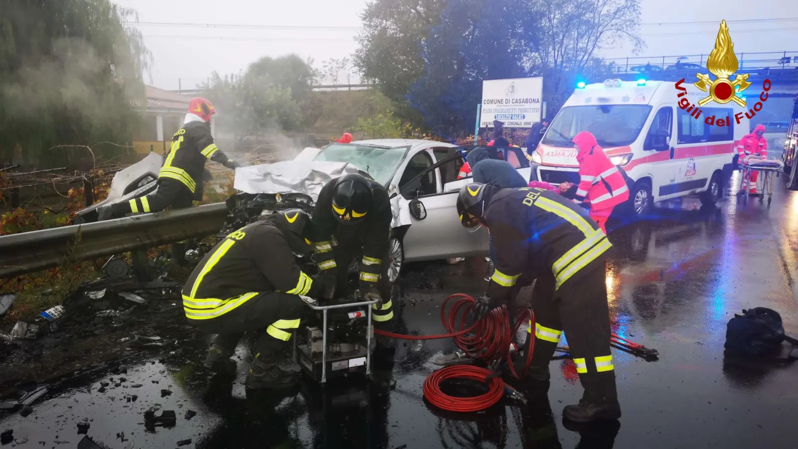 Incidente stradale: Crotone tragedia sfiorata, SS107 i VVF estraggono uomo dalle lamiere (Foto)