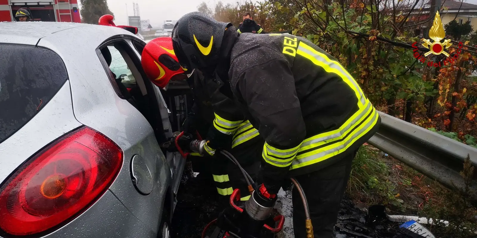 Incidente stradale: Crotone tragedia sfiorata, SS107 i VVF estraggono uomo dalle lamiere (Foto)