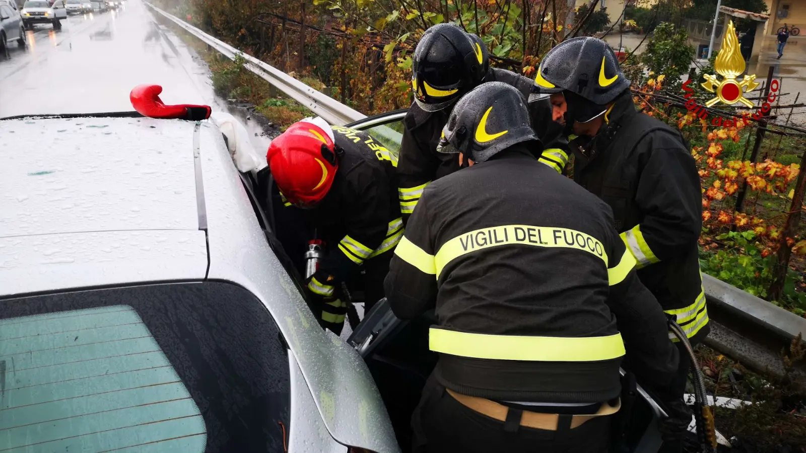 Incidente stradale: Crotone tragedia sfiorata, SS107 i VVF estraggono uomo dalle lamiere (Foto)