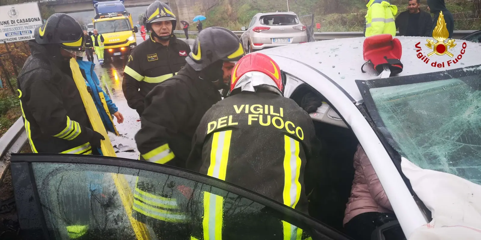 Incidente stradale: Crotone tragedia sfiorata, SS107 i VVF estraggono uomo dalle lamiere (Foto)