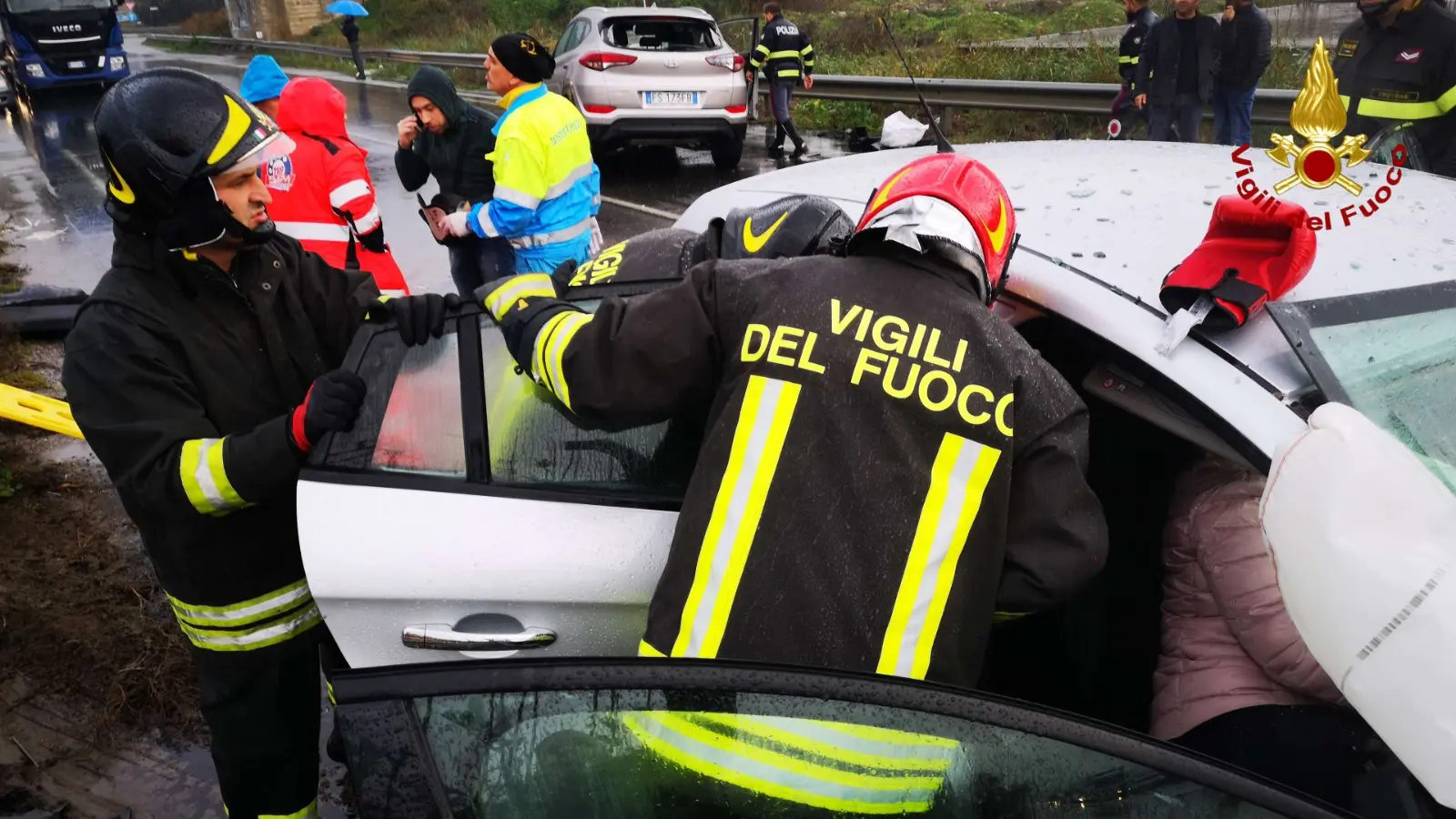 Incidente stradale: Crotone tragedia sfiorata, SS107 i VVF estraggono uomo dalle lamiere (Foto)