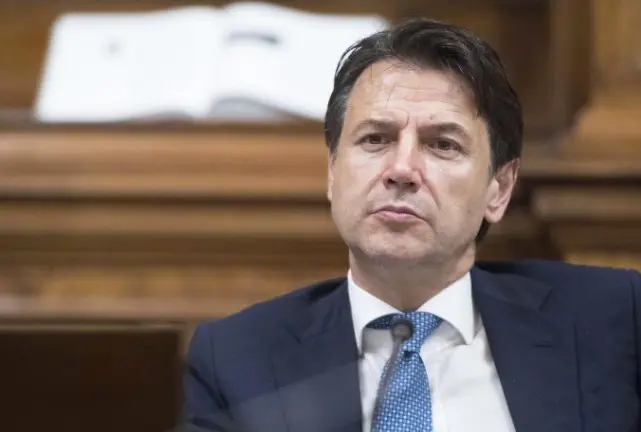 Premier Conte a Palazzo Chigi. Manovra. Tasse e tagli su ospedali e strade