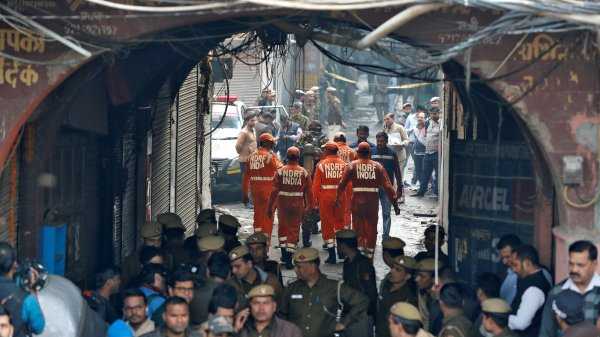 Tragedia a New Delhi, rogo in un mercato, almeno 34 morti