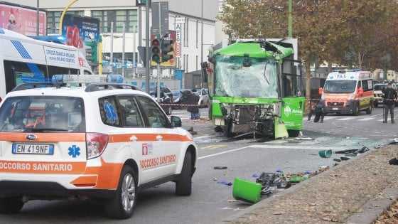 Scontro filobus-camion dei rifiuti a Milano, donna in coma diversi i feriti