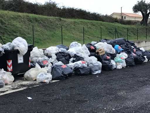 La discarica abusiva in Regione c'è ancora: si è solo spostata di qualche metro (Foto)