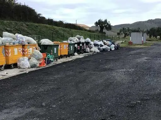 La discarica abusiva in Regione c'è ancora: si è solo spostata di qualche metro (Foto)