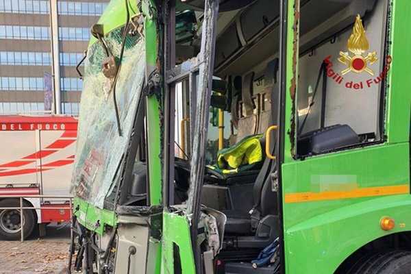Milano. Morta la donna coinvolta allo scontro filobus-camion dei rifiuti