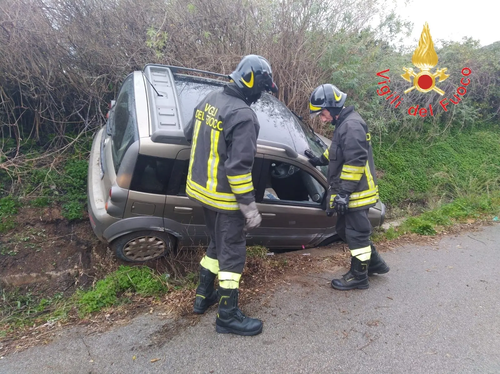 Gizzeria (CZ), auto perde il controllo e finisce in un canale, i VVF estraggono uomo