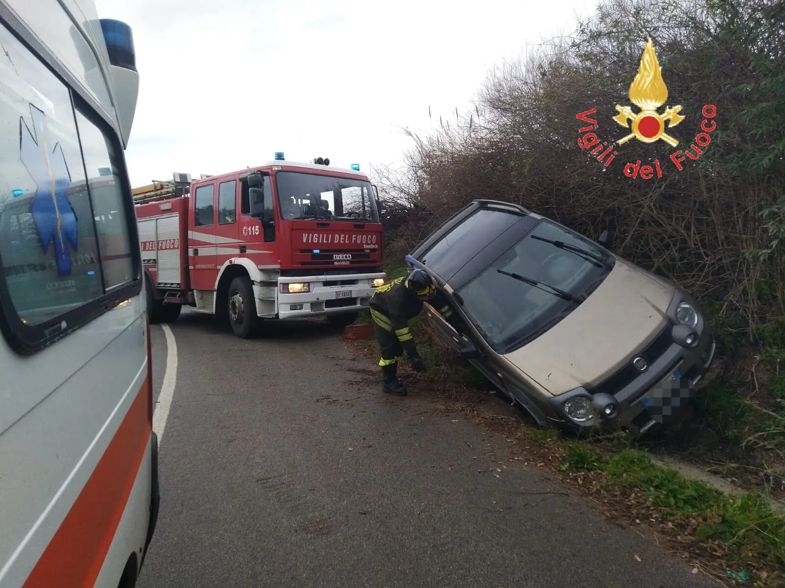 Gizzeria (CZ), auto perde il controllo e finisce in un canale, i VVF estraggono uomo